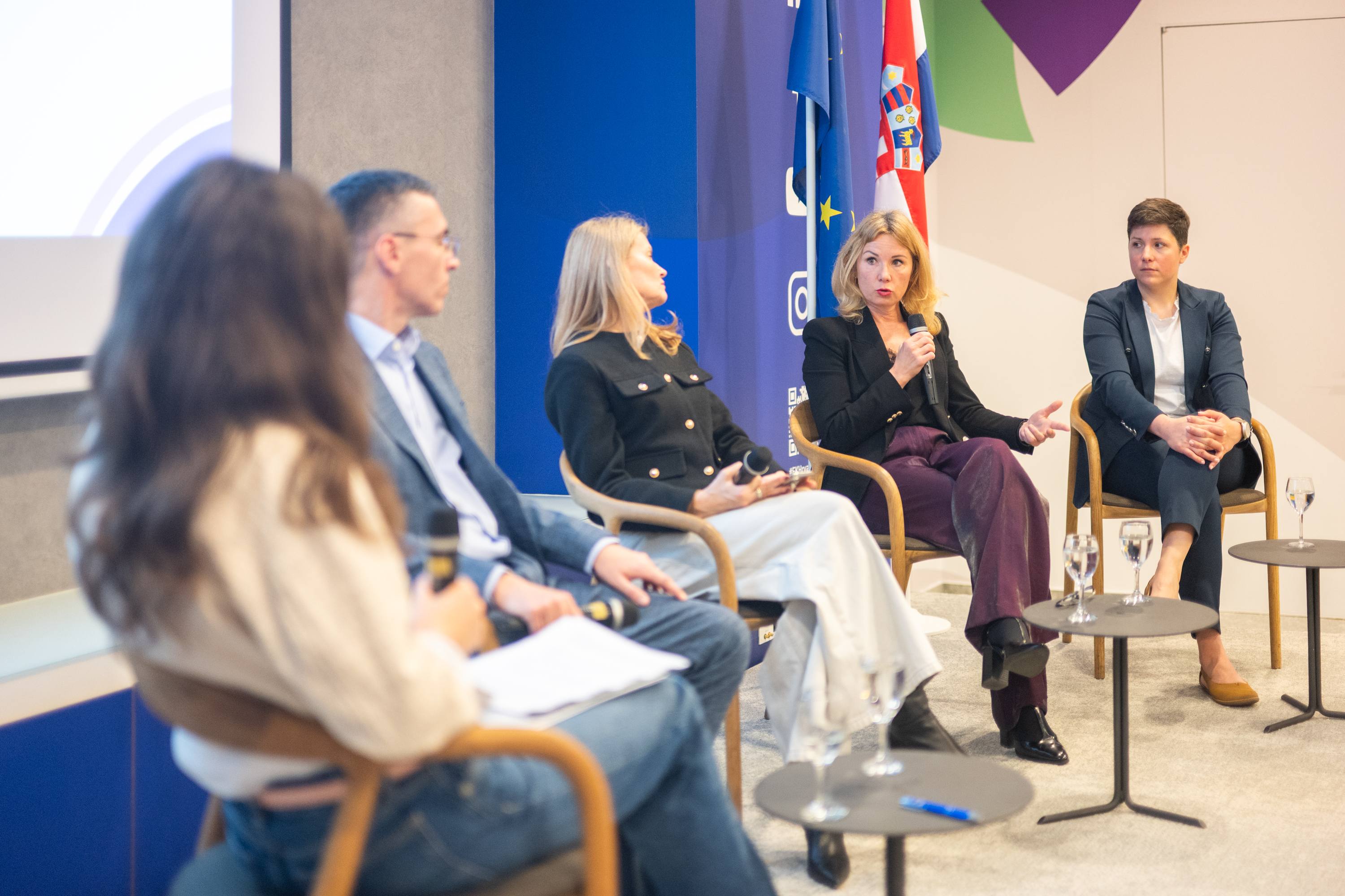 Konf AI galerija - fotografija 78