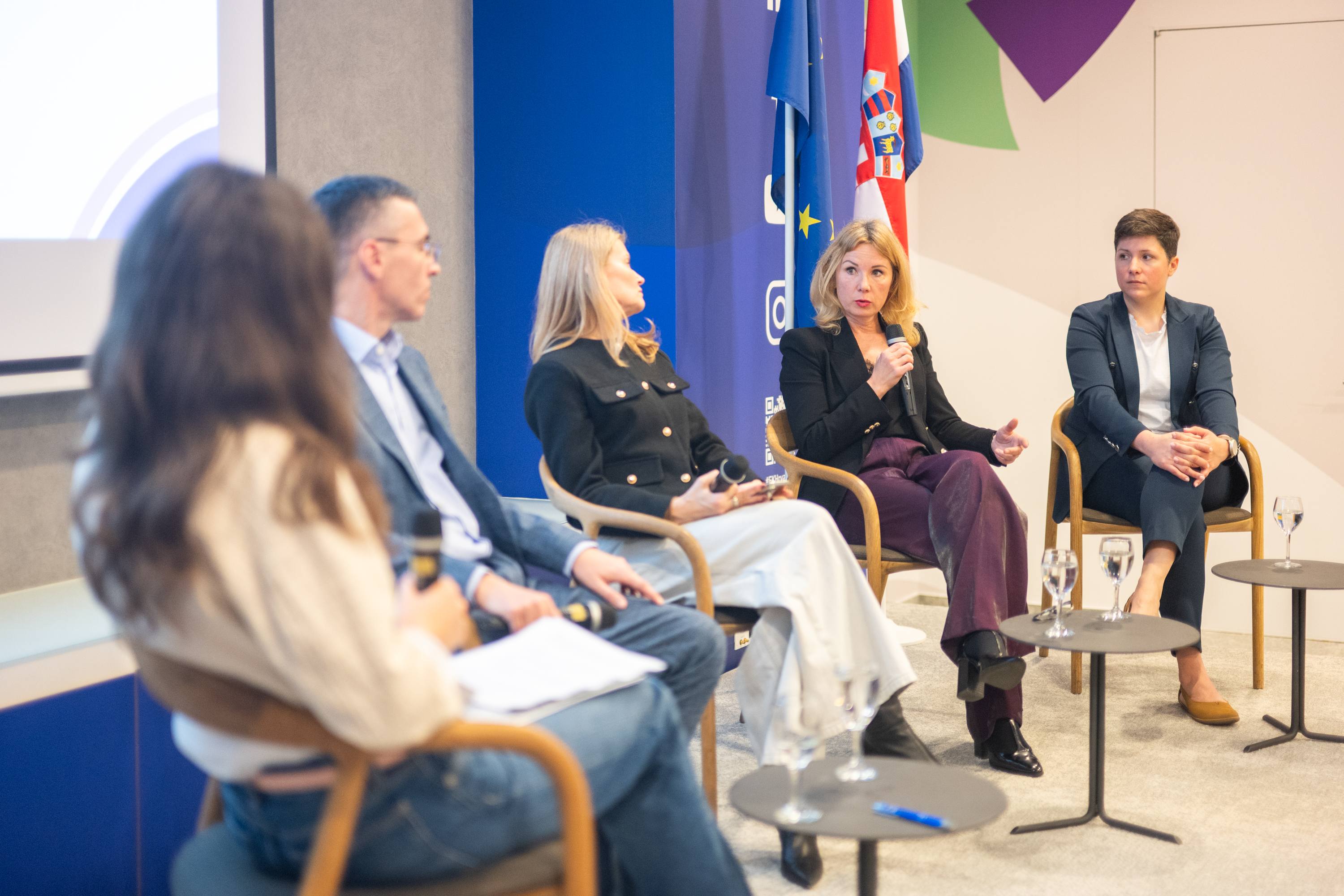 Konf AI galerija - fotografija 79